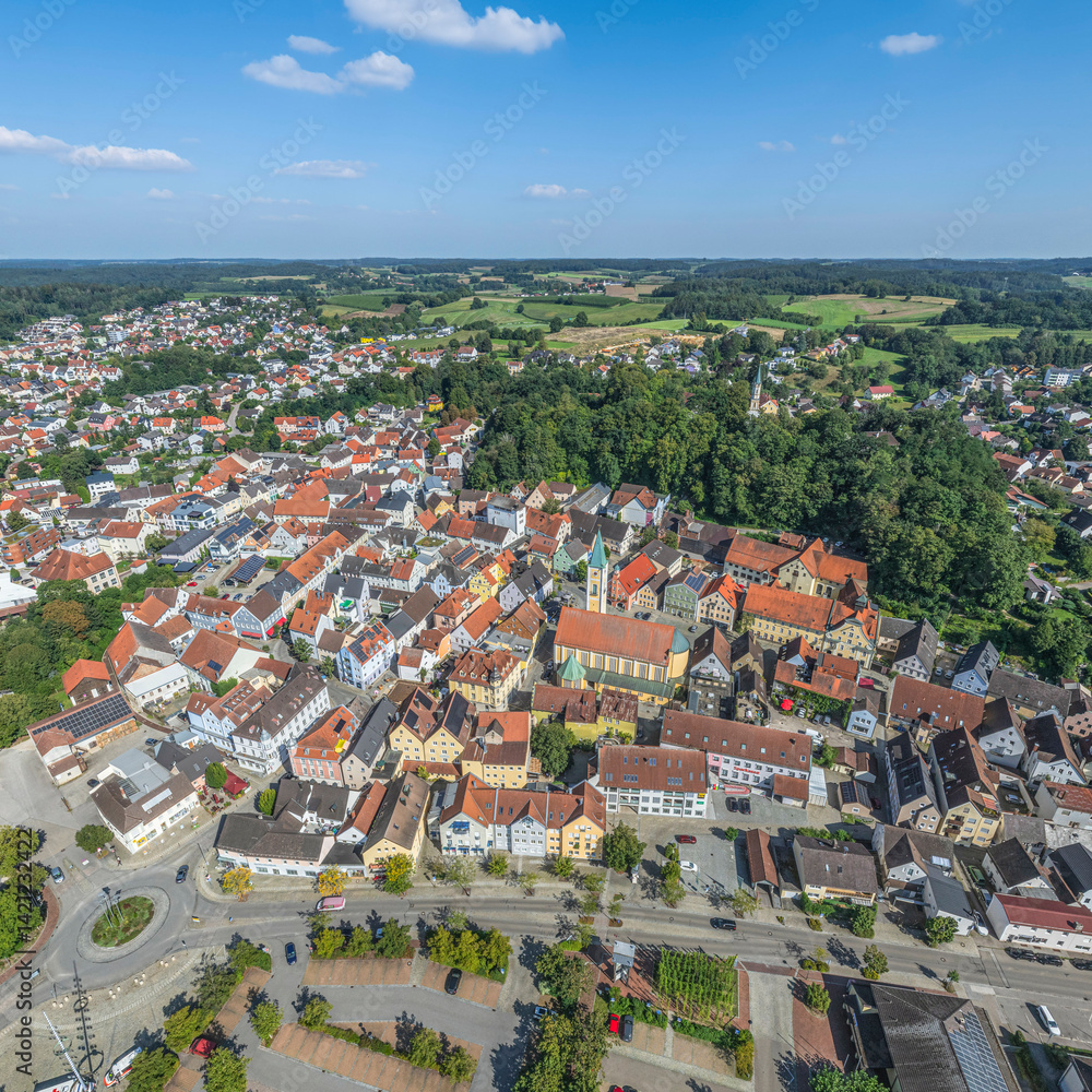 Die Stadt Mainburg an der Abens in Niederbayern aus der Vogelperspektive