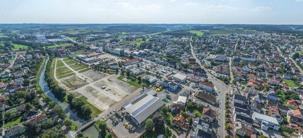 Ausblick auf Mainburg im Zentrum der Hallertau an einem sonnigen Spätsommertag