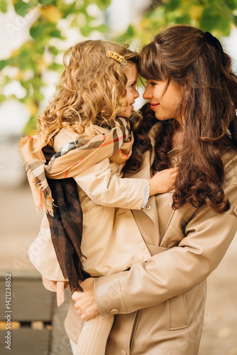 Obraz na płótnie Joyful moment between mother and daughter in autumn park setting w salonie