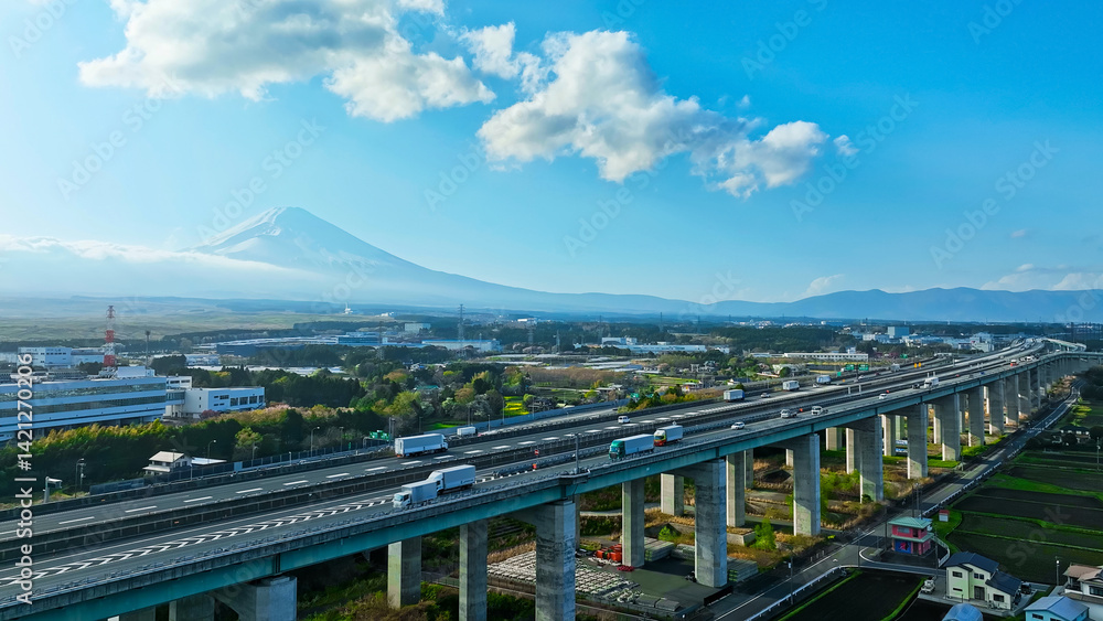 富士山と平野を走る高速道路の風景 空撮