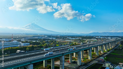Obraz na płótnie 富士山と平野を走る高速道路の風景 空撮 w salonie