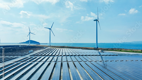 Obraz na płótnie 風力と太陽光のハイブリッド発電所の風景空撮 w salonie