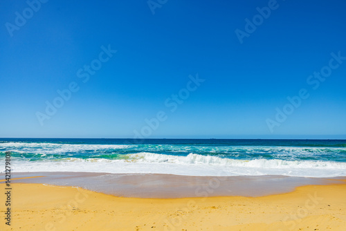 Meeresbrandung an Buddinas Beach an der Sunshine Coast in Austrlalien