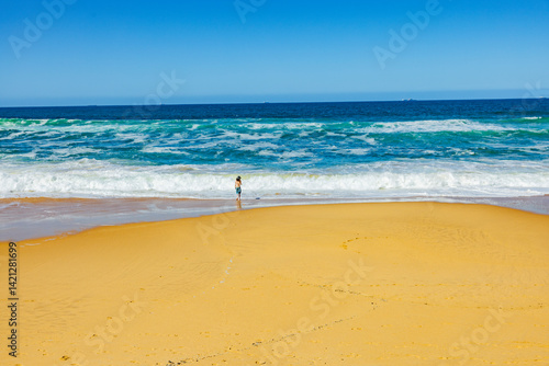 Meeresbrandung an Buddinas Beach an der Sunshine Coast in Austrlalien