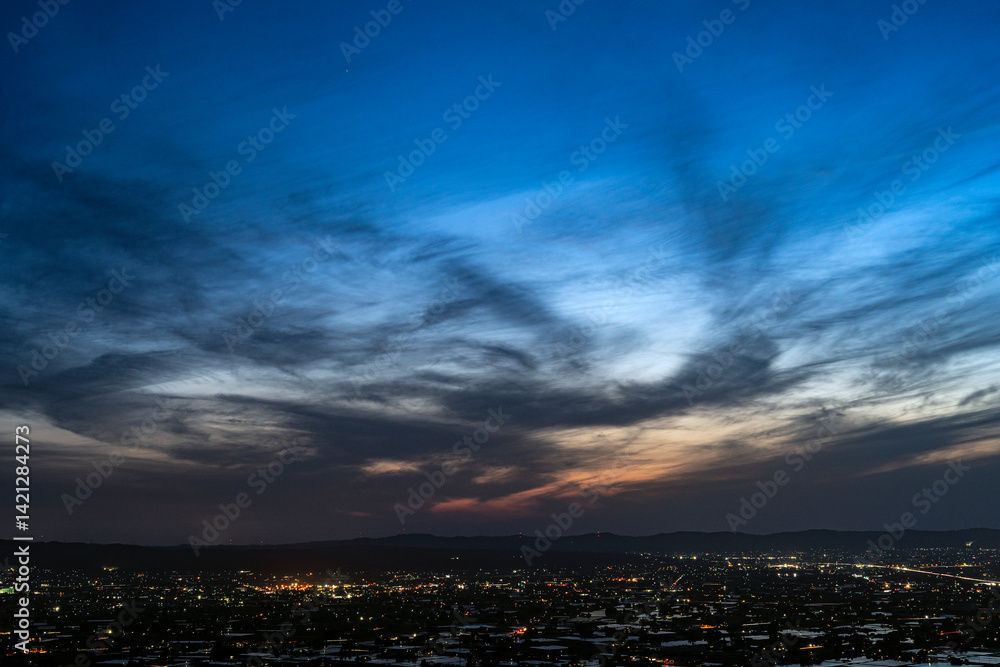 Fototapeta premium 展望台から眺める夕暮れの砺波平野散居村