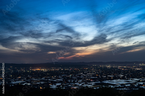 展望台から眺める夕暮れの砺波平野散居村