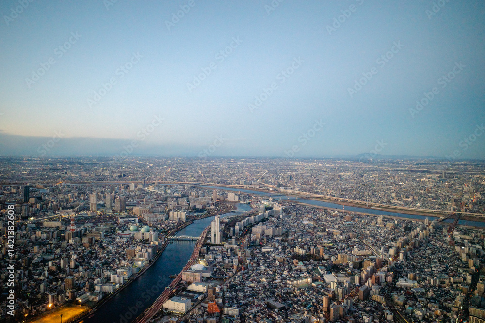 Obraz premium 東京の街並みと川が広がる夕景風景の背景