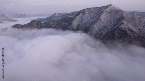 Wallpaper Mural 구름 가득한 눈 덮인 겨울 산 Torontodigital.ca