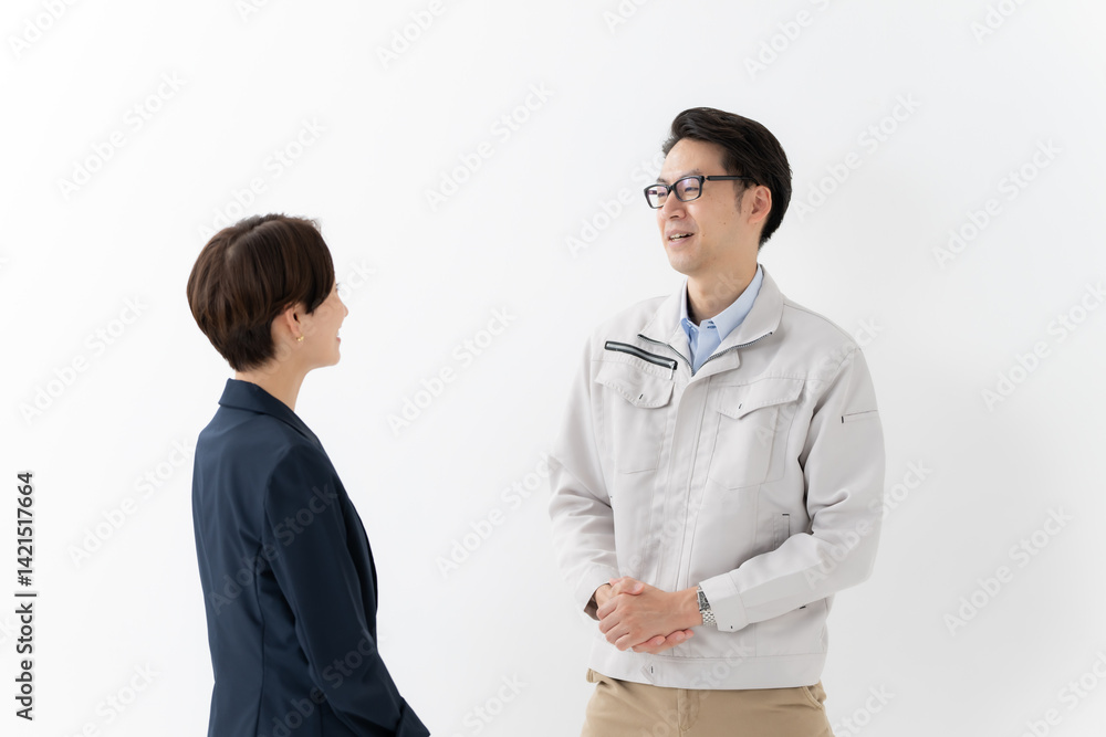 商談　スーツ女性　作業着男性