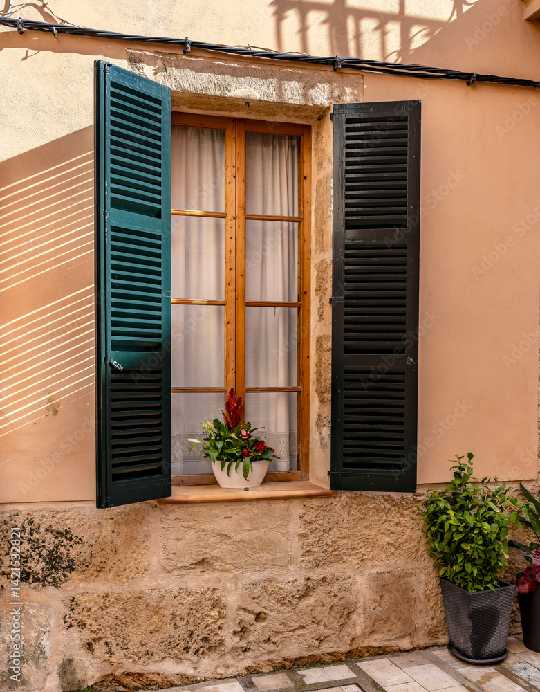 Detailfoto, Hausfassaden der historischen Häuser in der Altstadt von Alcudia, Mallorca, Spanien