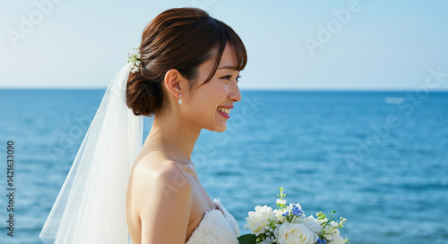 海辺で、ウェディングドレスを着た笑顔が可愛い若い女性。リゾート婚。