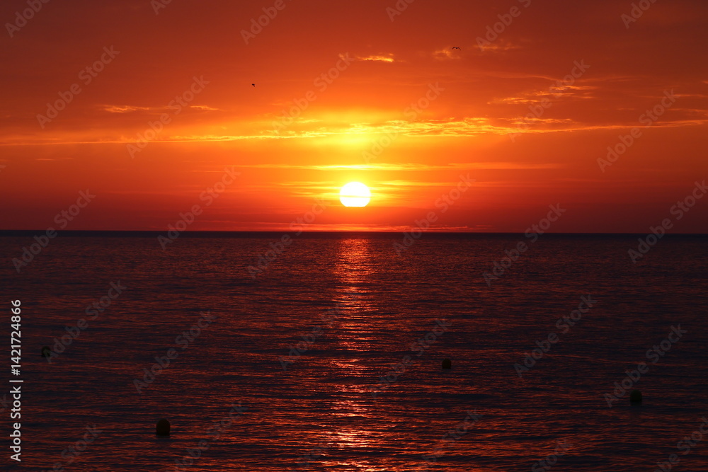 Pôr-do-sol com cor intensa e espetacular. O reflexo do mesmo no mar é um momento único Pôr-do-sol com cor intensa e espetacular. O reflexo do mesmo no mar é um momento único