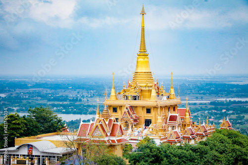 Foto Wat Khiriwong, the highlight is the Ubosot and Phra Chulamani Chedi, located on the top of Khao Daowadueng, and offers a high angle view of Nakhon Sawan