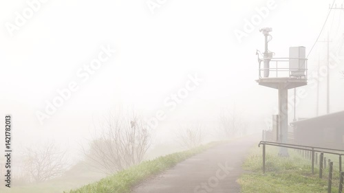 朝霧　川の土手に立ち込める霧_02 / Morning mist: Fog hanging over the river bank_02