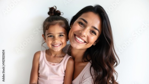 Madre e hija, latinas, primer plano. Sobre fondo blanco.