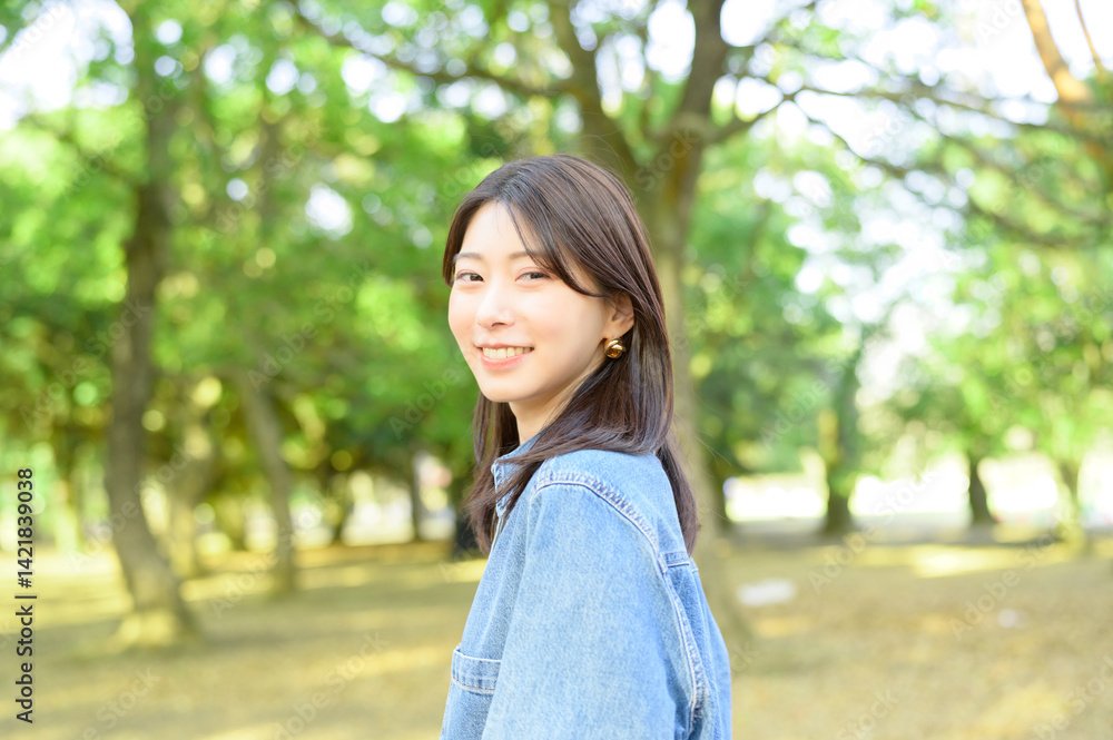 公園で振り返る日本人女性 公園で振り返る日本人女性