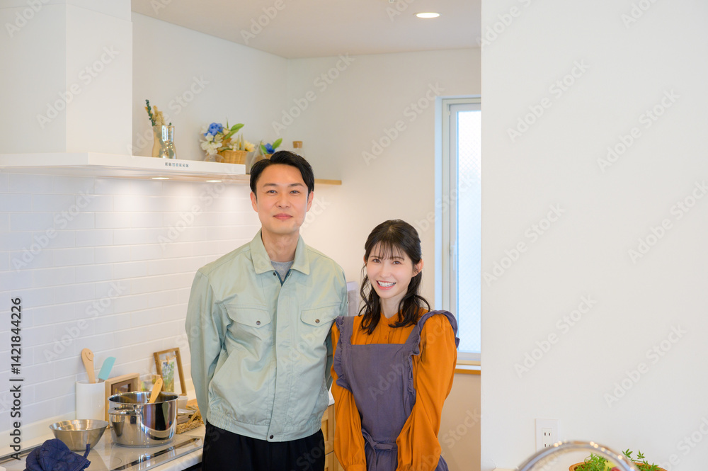 Fototapeta premium カメラ目線で微笑む日本人男女