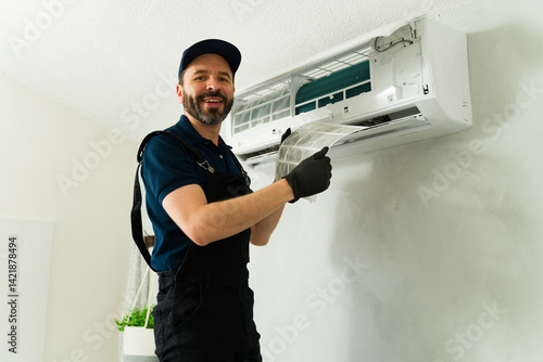 Obraz na płótnie Hvac technician cleaning air conditioner filter during maintenance service w salonie