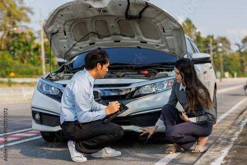 A professional auto insurance agent conducts a vehicle inspection and clearly communicates the coverage included in the customer’s policy.