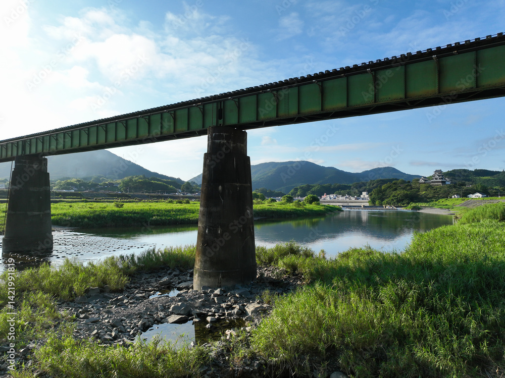 Fototapeta premium 愛媛県大洲市 鉄橋と大洲城