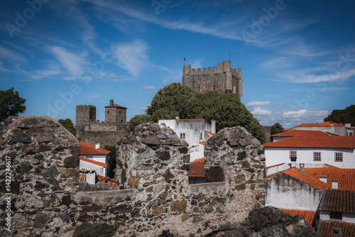 Castelo antigo no topo da cidade num dia de sol