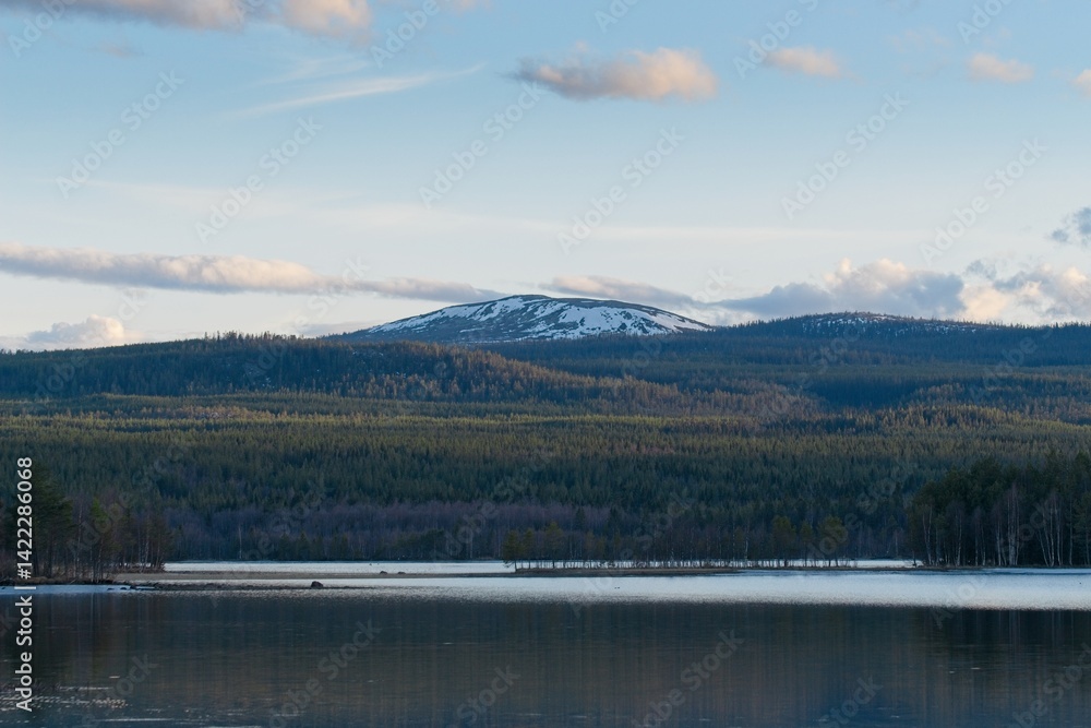 Obraz premium Lake Fotingen against the backdrop of the hills of the Slättbrännberget nature reserve in Sweden on a spring day