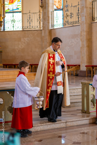 Canvas Print Catholic priest blesses parishioners with holy water on Easter Vigil