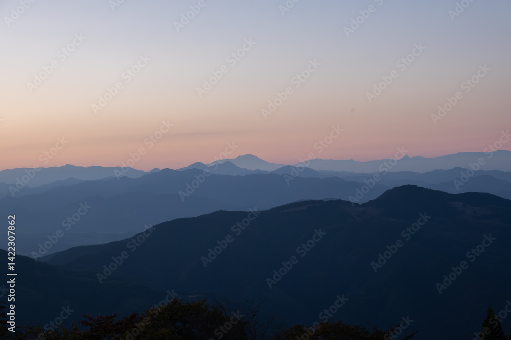 夕暮れの連なる山並み(横位置) - 埼玉県比企郡ときがわ町,日本 夕暮れの連なる山並み(横位置) - 埼玉県比企郡ときがわ町,日本