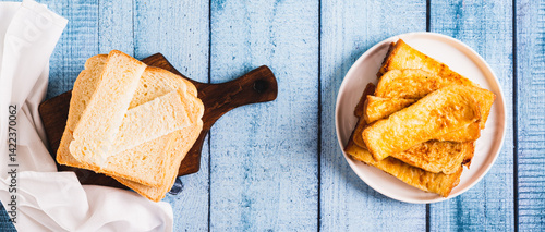 Obraz na płótnie Traditional fried french toasts on white plate on table top view web banner w salonie