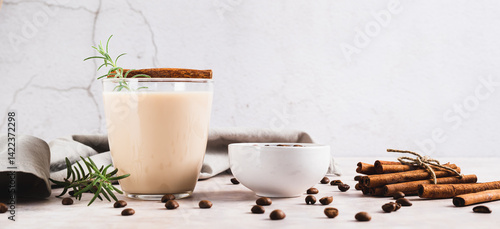 Obraz na płótnie Aromatic coffee with rosemary and cinnamon in a glass on the table web banner w salonie
