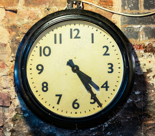 Wallpaper Mural What time is it? Torontodigital.ca