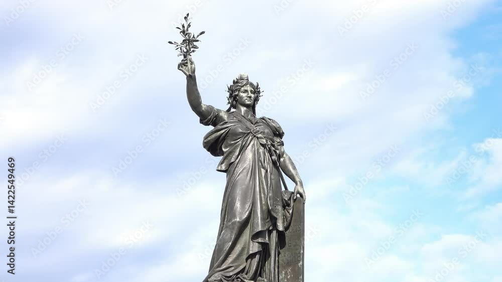 Vue en accéléré sur la statue de la République à Paris
