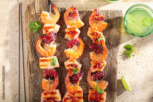 Obraz na płótnie Hot grilled skewer with octopus and salmon. w salonie