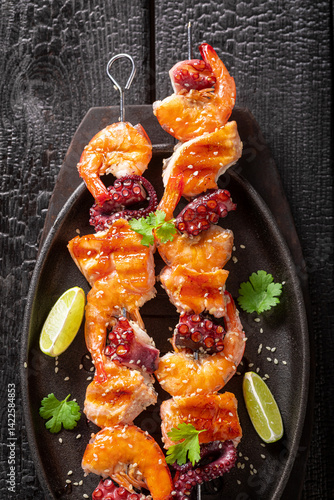 Obraz na płótnie Spicy grilled skewer as a healthy summer appetizer. w salonie