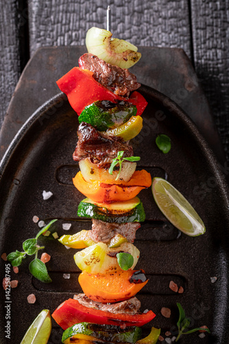 Obraz na płótnie Hot grilled skewer made of beef and vegetables. w salonie