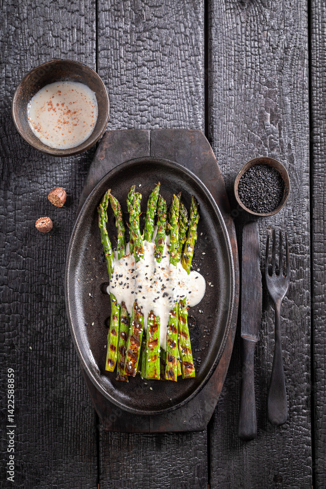 Tasty grilled asparagus as a healthy summer appetizer.