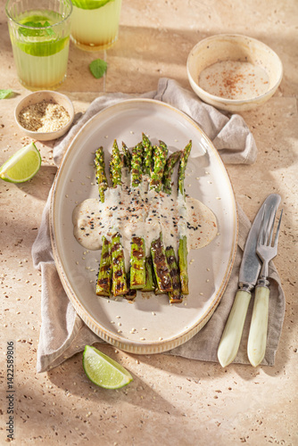 Obraz na płótnie Fresh grilled asparagus as food for vegetarian barbecue. w salonie