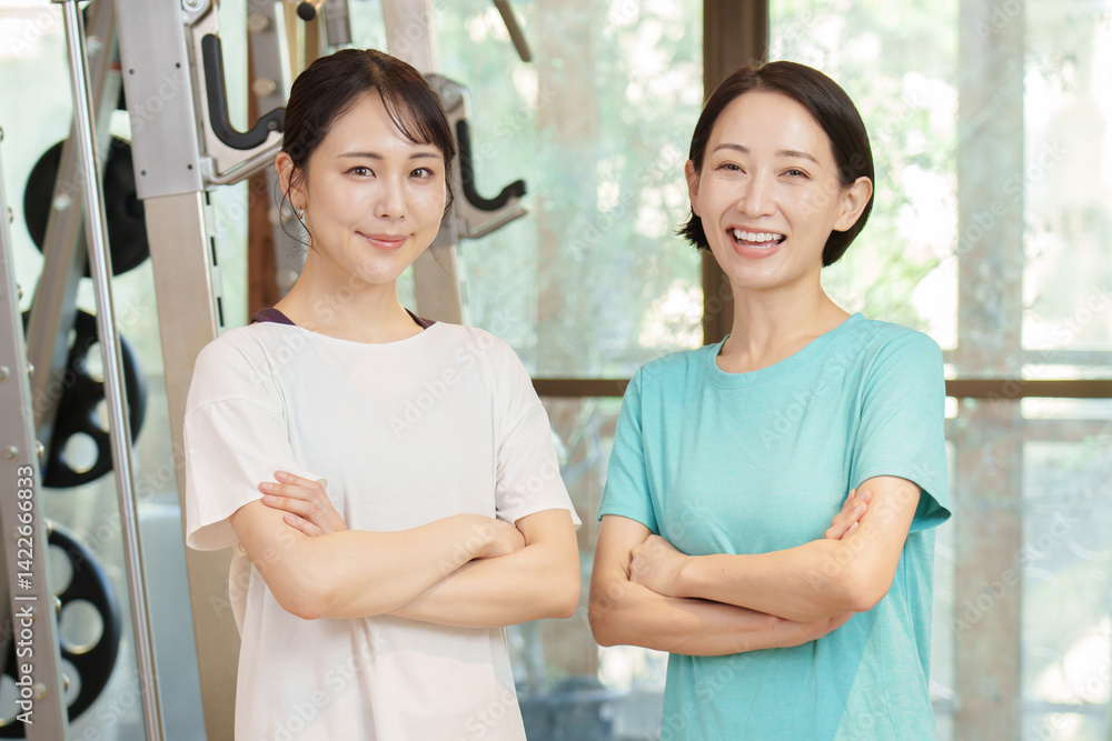 Fototapeta premium スポーツジムで腕組みをする女性