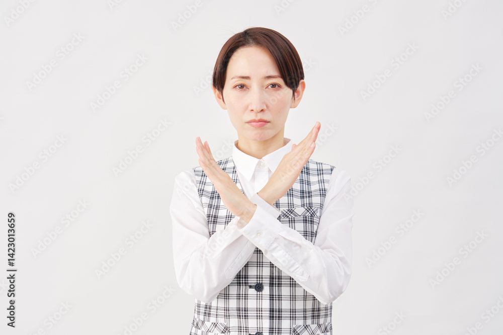 女性 事務員 腕でバツのジェスチャー 白背景 女性 事務員 腕でバツのジェスチャー 白背景