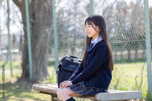 Obraz na płótnie ベンチに座る制服を着た女子学生 w salonie