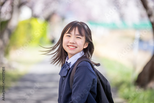 Obraz na płótnie 桜の下で微笑む学生 w salonie