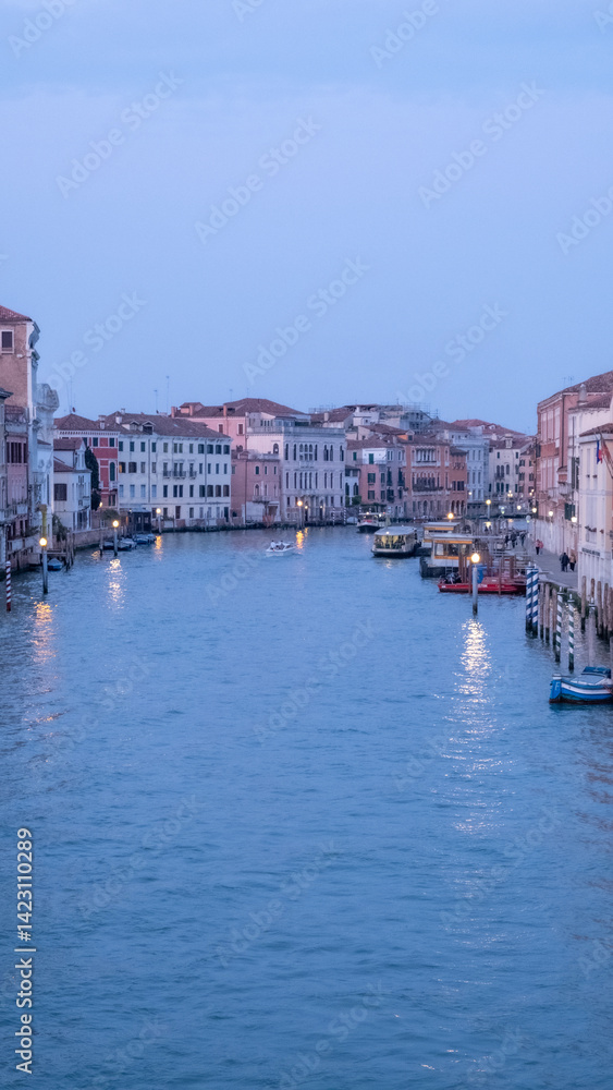 Obraz premium Early Evening View of the Grand Canal with Boats and Historic Buildings in Venice, Italy