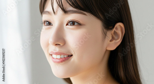 若い日本人女性の横顔。美容系広告に最適な素材

