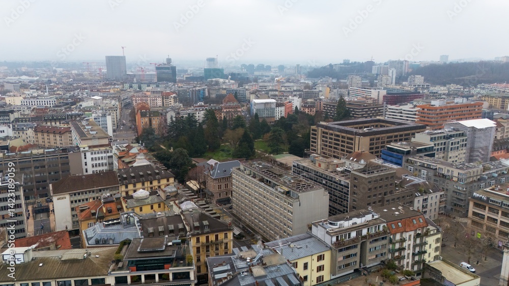 Obraz premium Geneva, Switzerland View of City Park Surrounded by Urban Buildings