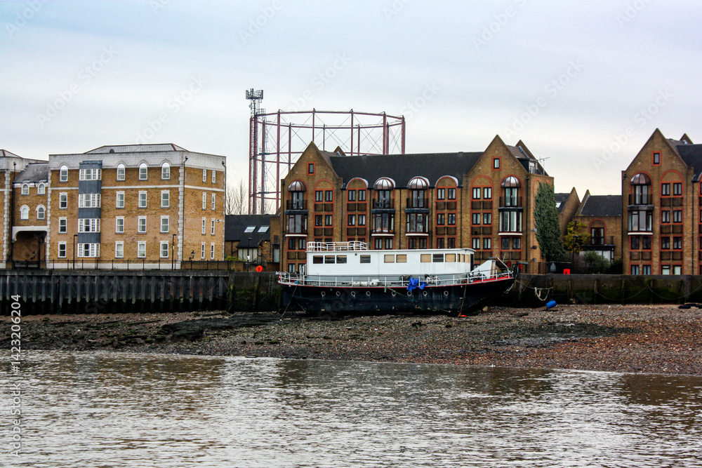 Naklejka premium Thames Path at Low Tide with Houseboat in London