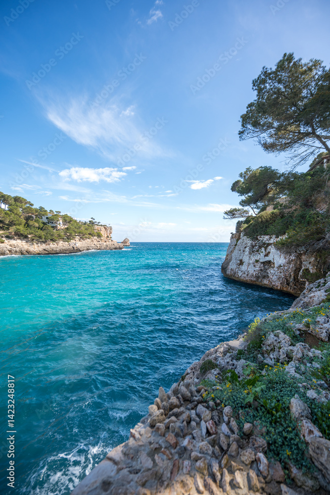Naklejka premium Der Strand cala Santanyi mit türkisfarbenem Meer