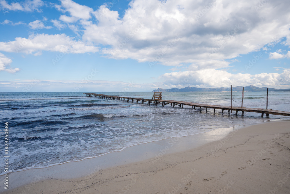 Der Strand Platja de Muro mit Holzsteg Der Strand Platja de Muro mit Holzsteg