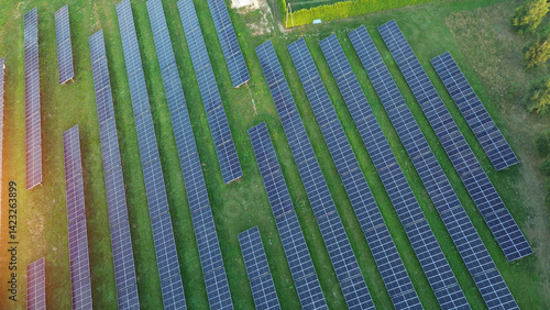Obraz na płótnie Solar power plant viewed from above, on grass. w salonie