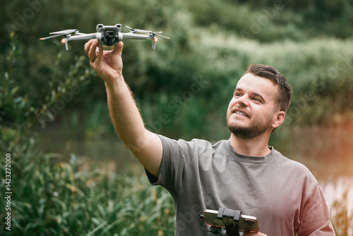 Obraz na płótnie Drone instructor teaching UAV course outdoors w salonie