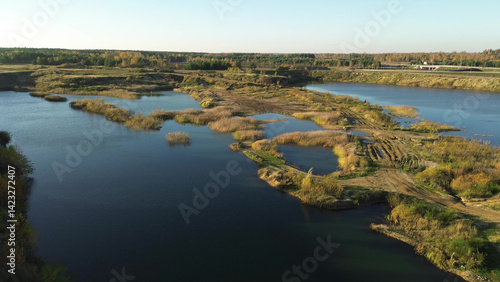 Obraz na płótnie Aerial shot of lake surrounded by nature w salonie